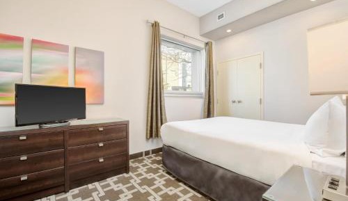 One-Bedroom Queen Suite