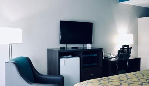 Deluxe King Suite - Non-Smoking