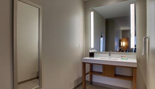 Accessible Room with  Two Queen Beds / Tub and Sofa Bed