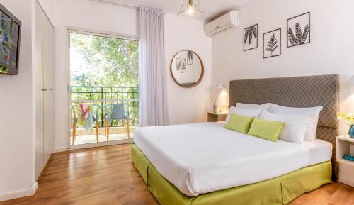Family One-Bedroom with Mountain View (2 Adults + 4 Children)