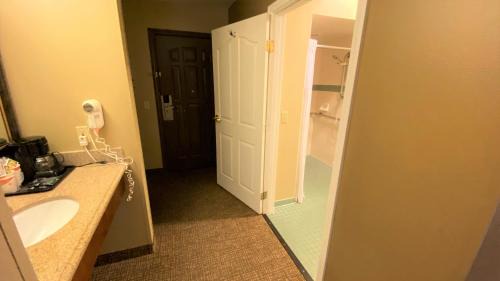 Standard Queen Room with Tub - Non-Smoking