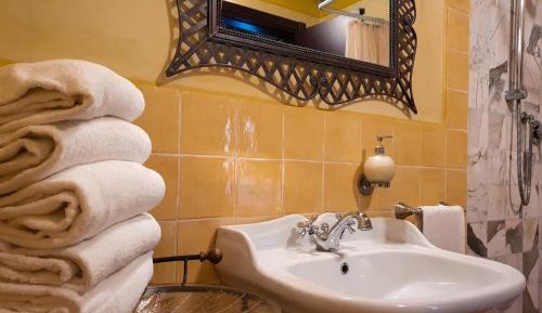 Deluxe Two-Bedroom Apartment with Garden View