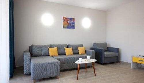 Deluxe One-Bedroom Apartment