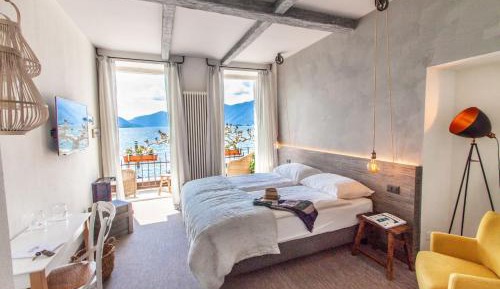 Double Room with Lake View and Balcony