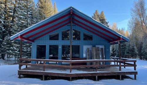 3 Bedroom Creekside Vacation Home