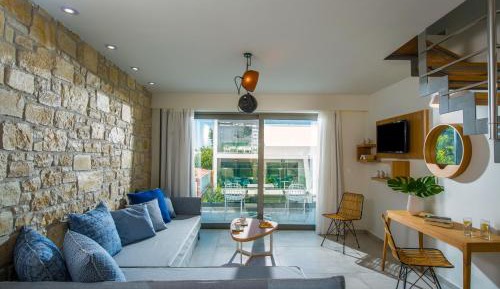 Suite with Pool View - Split Level