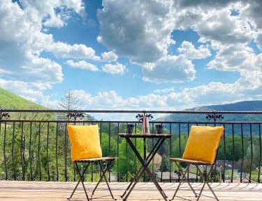 Apartment with Mountain View