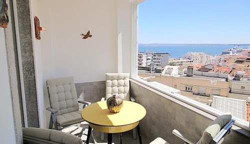 Apartment with Lake View