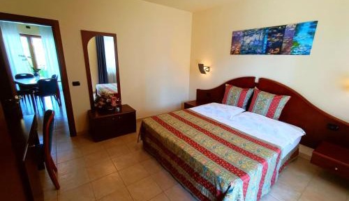 Suite with Balcony and Lake View