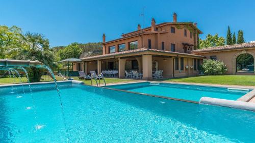 Nine-Bedroom Villa