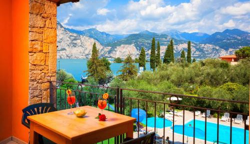 Suite Deluxe with Balcony and Lake View