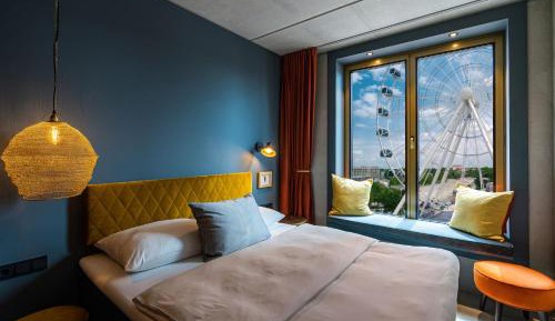 Queen Room with View to Ferries Wheel
