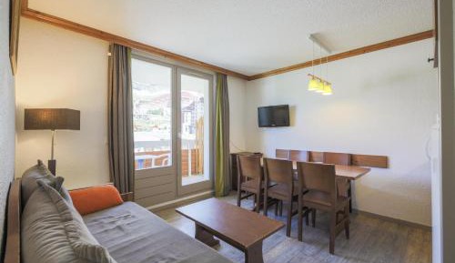 Select One-Bedroom Apartment (5 People)