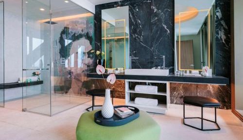 Imperial Suite with One King Bed and View - Club Millesime Access