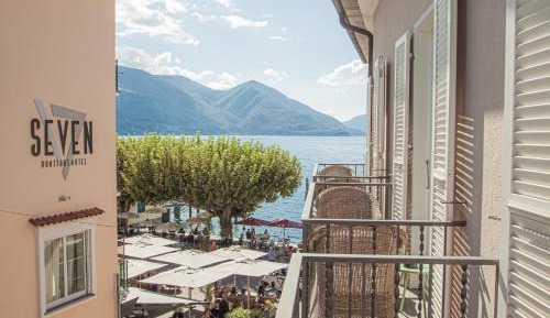 Double Room with Balcony and Partial View