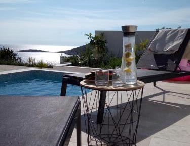 Apartment with Pool View 