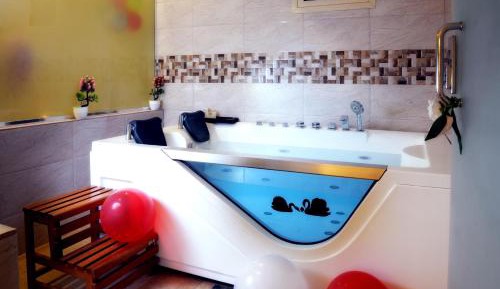Honeymoon Suite