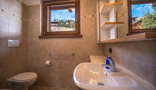 Deluxe Apartment with Balcony and Mountain View