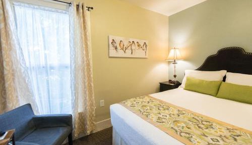Deluxe Queen Suite