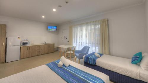 Deluxe Room with Queen and Single Bed - Disability Access
