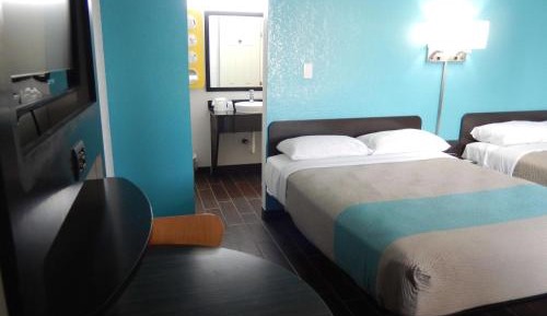 Deluxe Queen Room - Non-Smoking