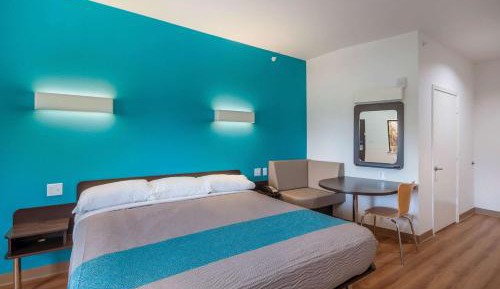 Deluxe King Room - Non-Smoking