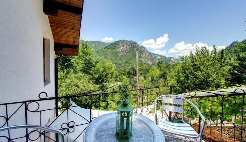 One-Bedroom Apartment with Lake View