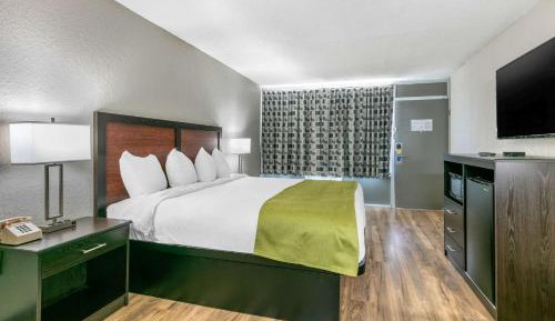 Standard King Room - Non-Smoking 
