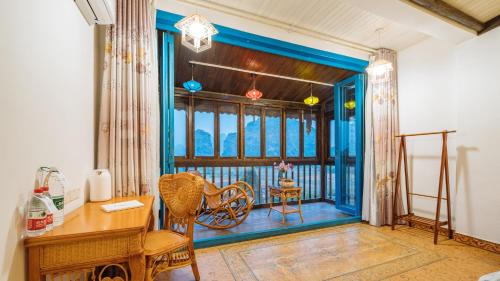Standard Twin Room with Mountain View