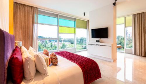 Premium Suite Pool View King Bed