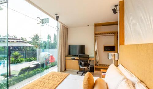 Loft Suite Pool View King Bed