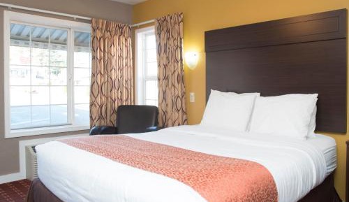 1 Queen Bed