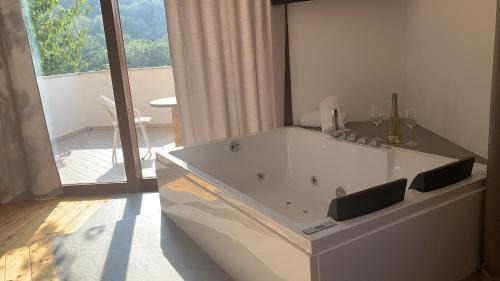 Queen Room with Spa Bath