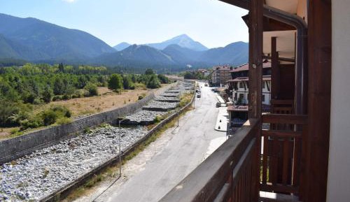 Apartment with Mountain View