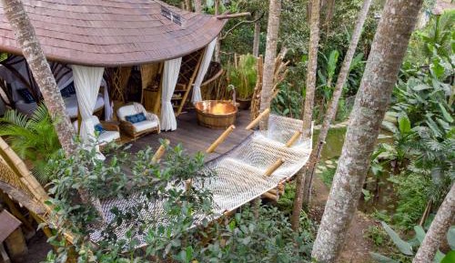 Treehouse  Wooden Villa  with Bathtub and Garden View 