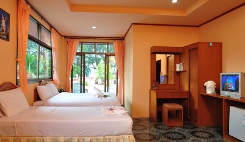 Deluxe Room (2 Adults + 1 Child)