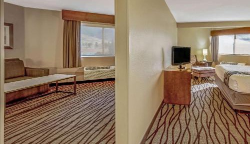 Deluxe King Suite with City/Mountain View - Non-Smoking