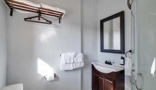 Premium Room - One Queen Bed, Private Bathroom