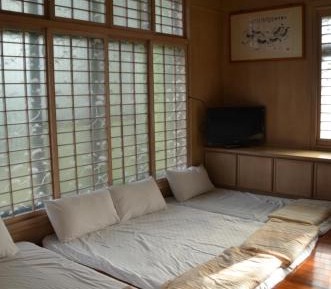 Japanese-Style Room for Six