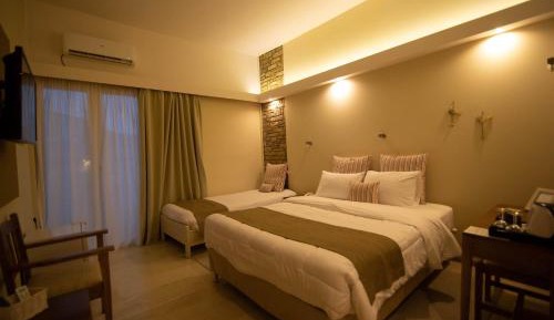 Triple Room with Balcony and Garden View