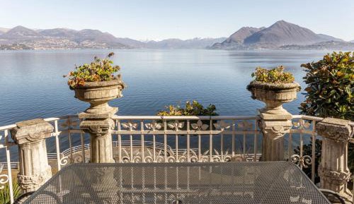 Apartment with Lake View