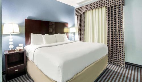 Deluxe King Room - Non-Smoking