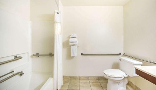 Queen Room with Bath Tub - Mobility Accessible/Non-Smoking