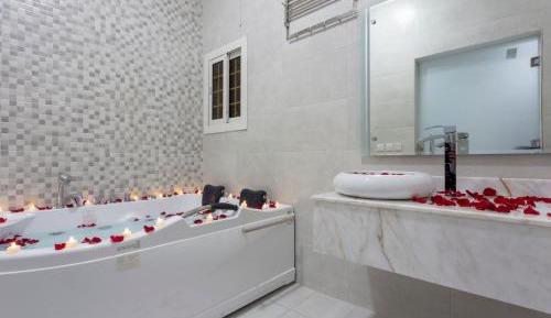 Honeymoon Suite with Jacuzzi Room