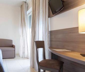 Classic Triple Room with Sea and Pool View