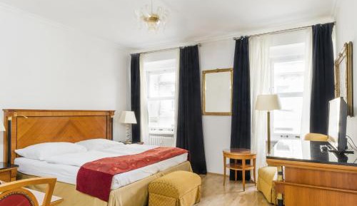 Family Room (3-4 Adults)