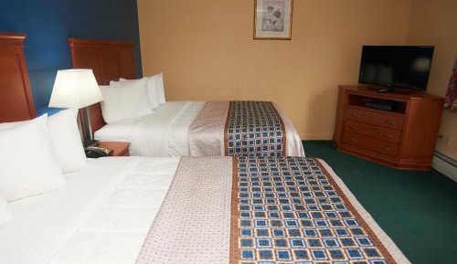 Two Queen beds with Sofa bed and Fireplace 