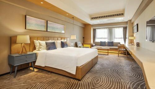 Deluxe Queen Room