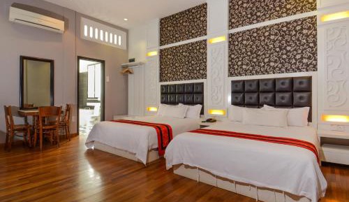 Grand Deluxe Family Room