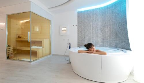 Deluxe Suite with Spa Bath